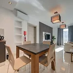 Apartment 2br With Balcony *