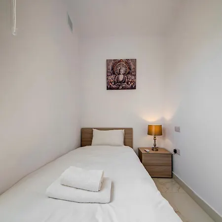 Apartment 2br With Balcony *