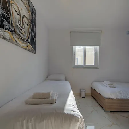 2br With Balcony Lägenhet